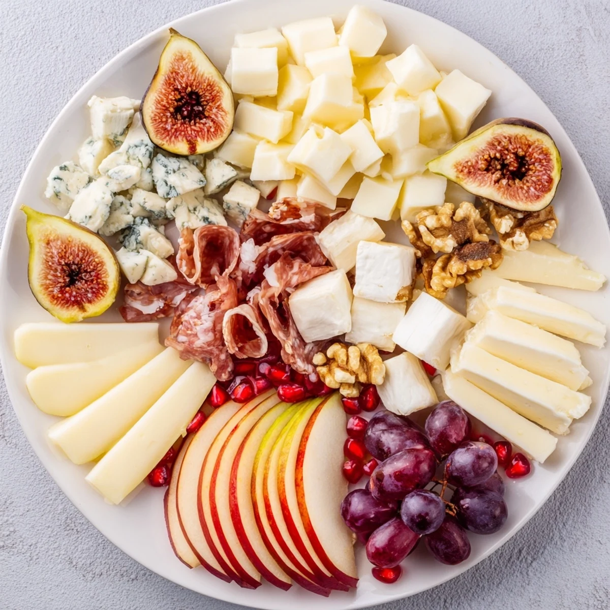 Moments Magiques Plateau Bonne Année 2026: a beautifully arranged French appetizer platter with cheeses, charcuterie, and fresh fruits.