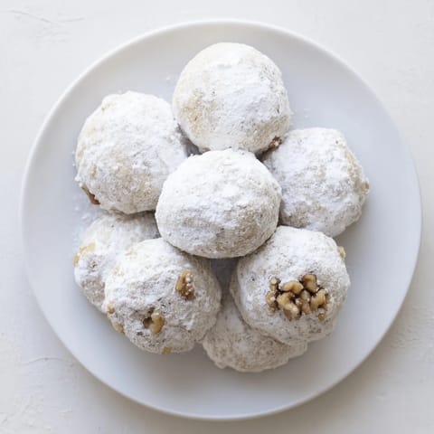 Imagine a plate of beautiful Budget-Friendly Snowball Cookies, ready to eat and filled with melt-in-your-mouth flavor.
