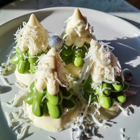 Elegant Table d'Hiver Sapin et Flocons dessert, showcasing snowy white chocolate mousse atop pistachio sponge.